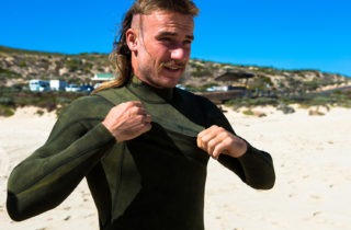 how tight should a wetsuit be