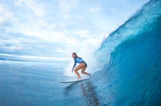 hwo to stand up on a surfboard