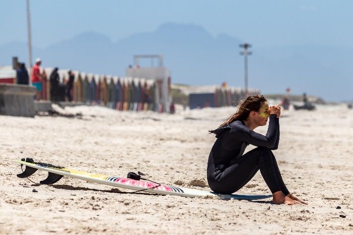 can a woman wear a men's wetsuit