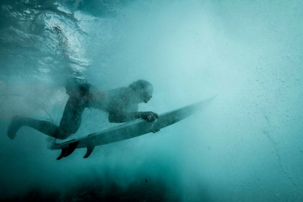 how to duck dive a surfboard